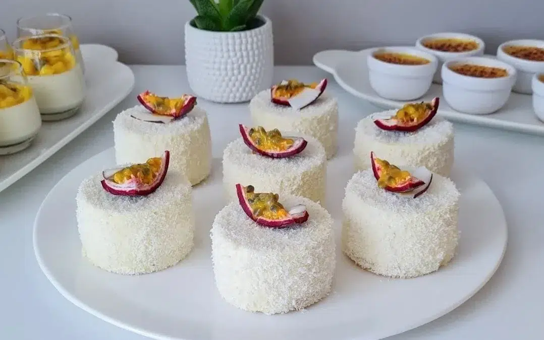Mini entremets vanille, insert mangue passion et biscuit coco